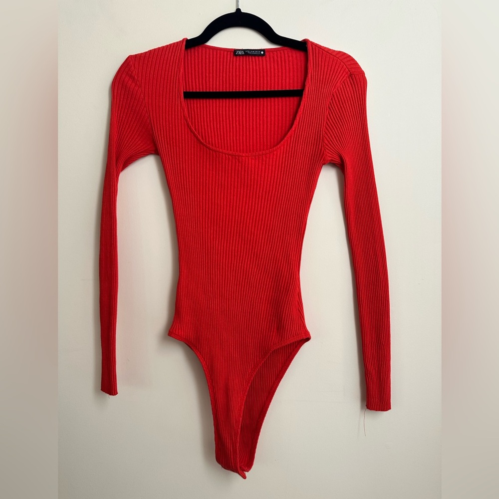 Reddish-orange ribbed bodysuit / Zara size M